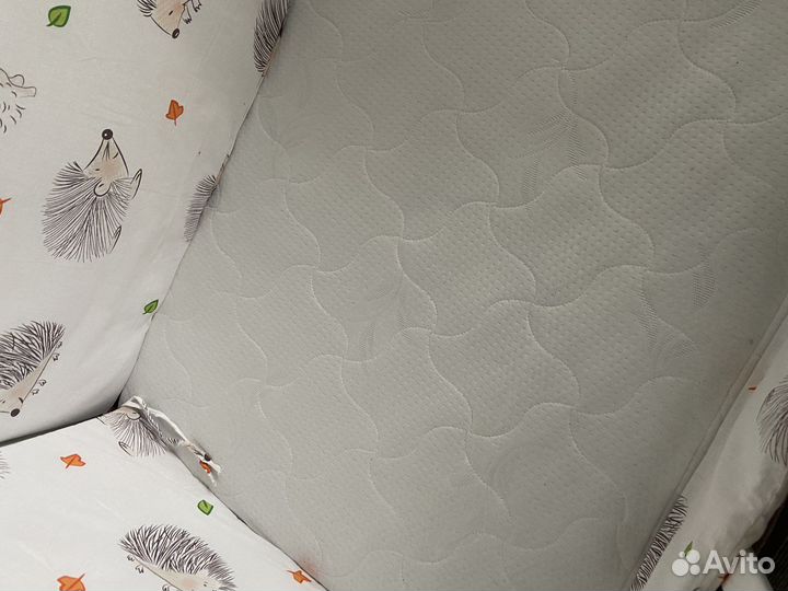 Детская кроватка с маятником