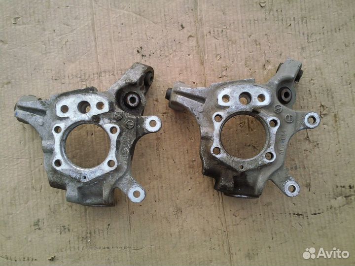 Поворотный кулак задний левый Nissan Teana J31