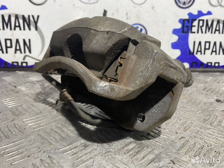 Передний левый суппорт Toyota RAV4 30