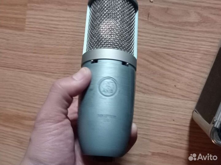 Студийный микрофон AKG Perception 220