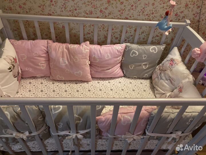 Детская кроватка с маятником и ящиком