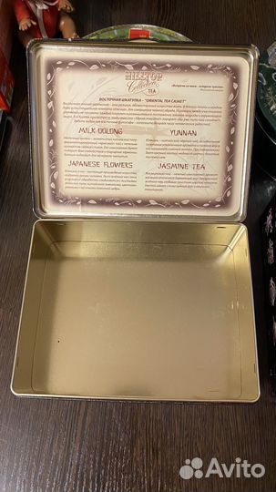 Жестяные банки из-под печенья и чая
