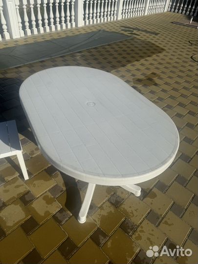 Шезлонги и стол