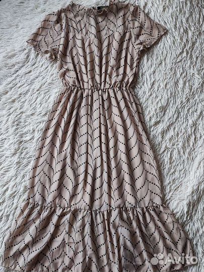 Бежевое платье в горошек