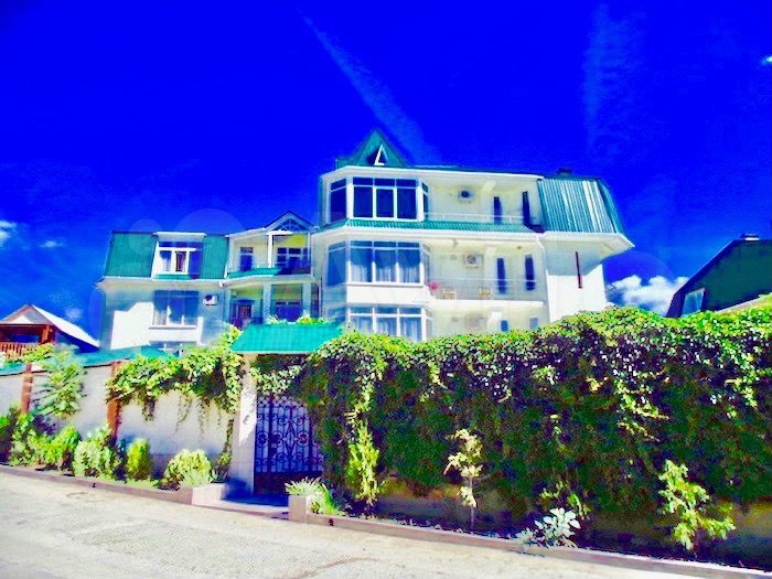 Дом 1192 м² на участке 8,2 сот.