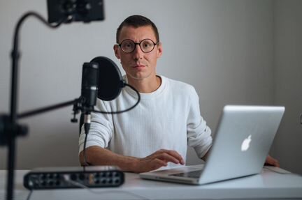 Диктор (аудио и видео реклама, голосовой помощник)