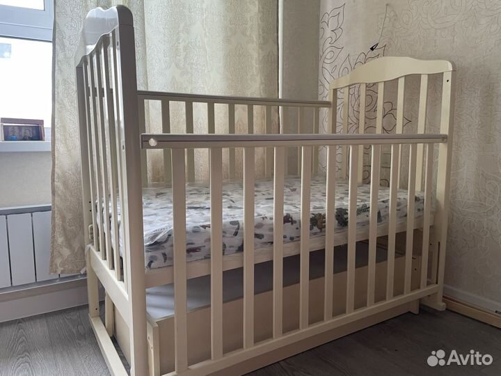 Детская кроватка с маятником и ящиком