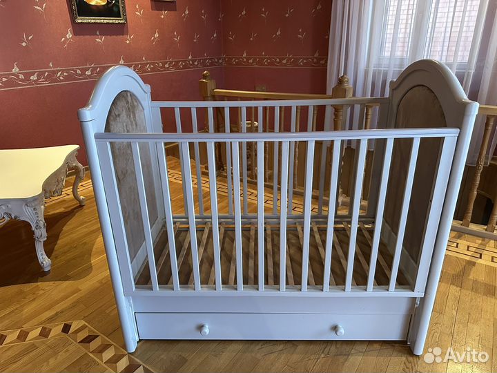 Детская кроватка с маятником и ящиком