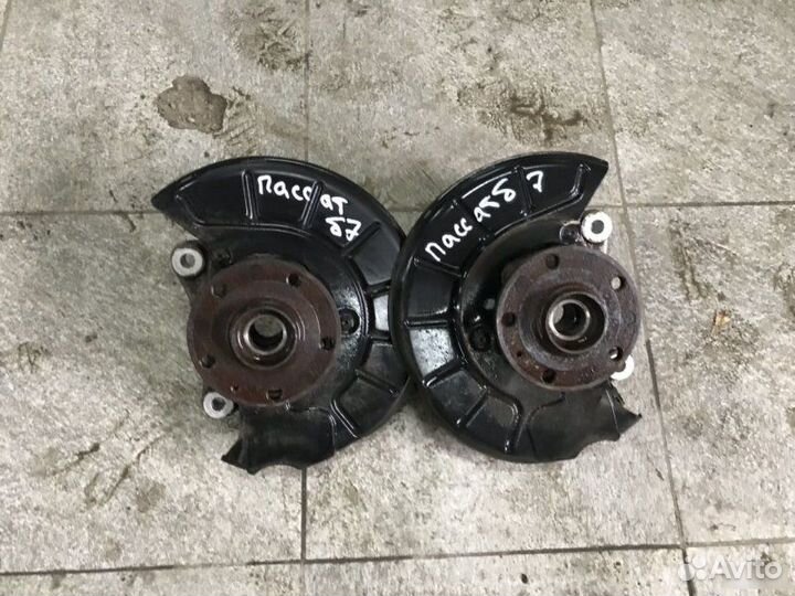 Кулак передний левый правый Volkswagen Passat B7