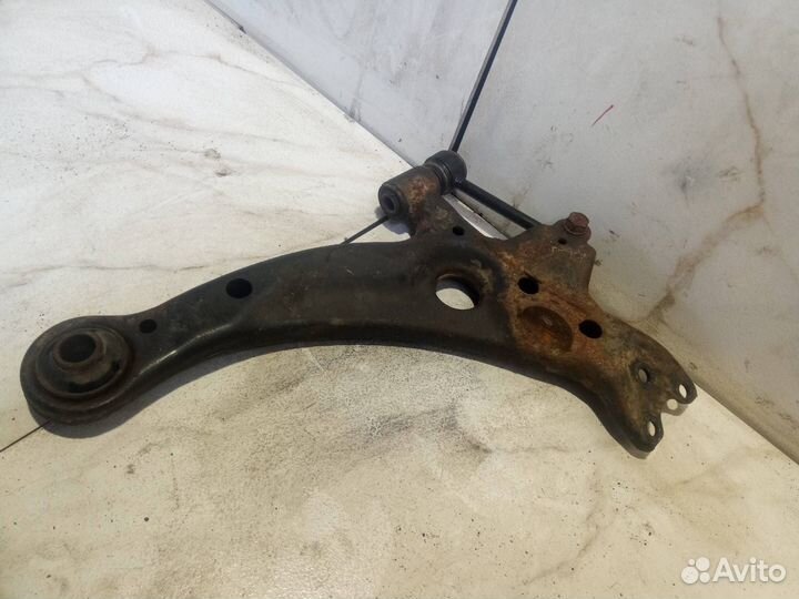 Рычаг передний правый нижний Toyota Avensis (T220)