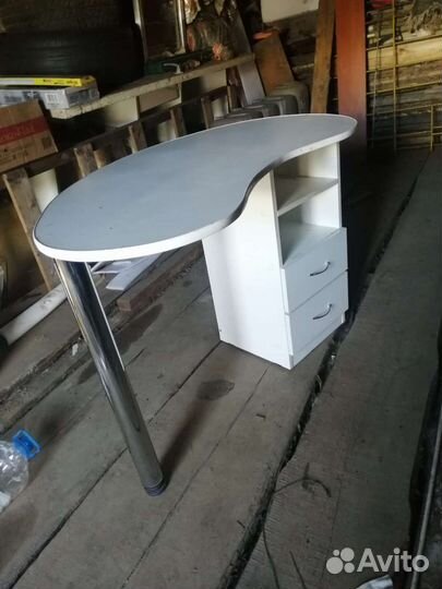 Маникюрный стол