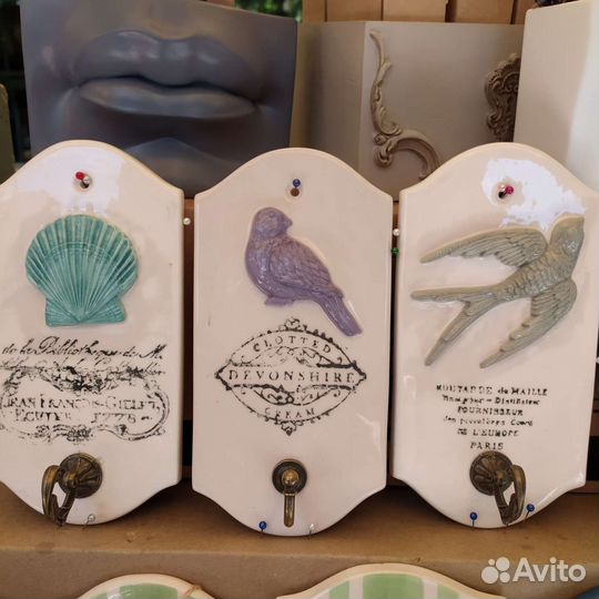 Крючок керамический