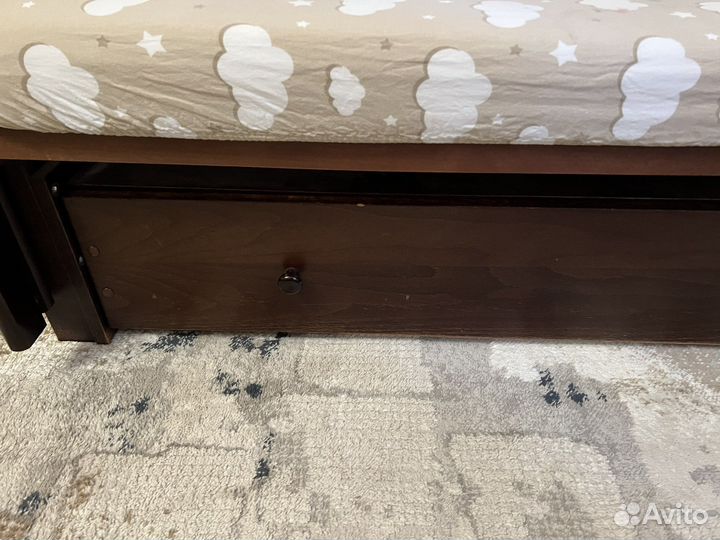 Детская кроватка с маятником и ящиком