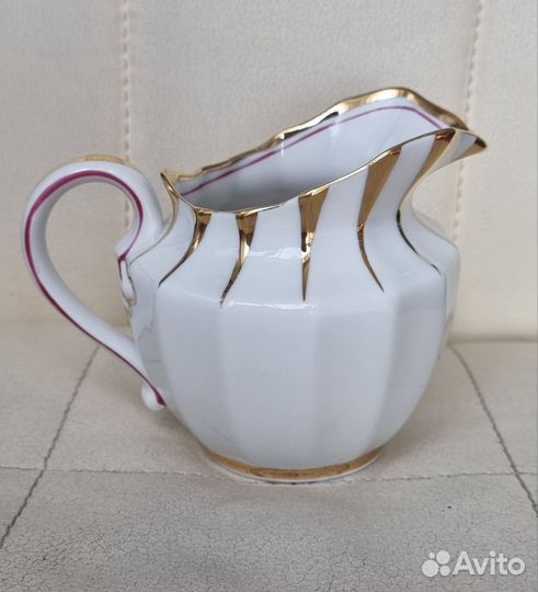 Молочник с изящным малиновым кантом, Вербилки