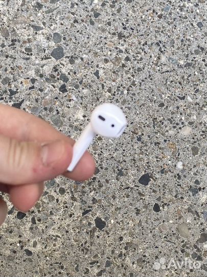 Обменяю левый наушник airpods первого поколения