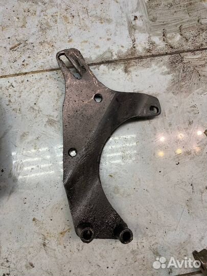 Кронштейны двигателя Volkswagen Passat B3