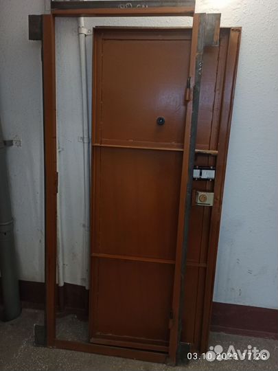 Дверь входная металлическая правая бу