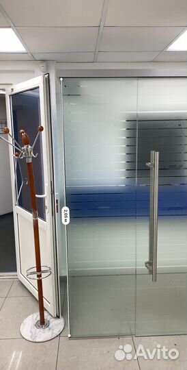 Стеклянная перегородка и дверь