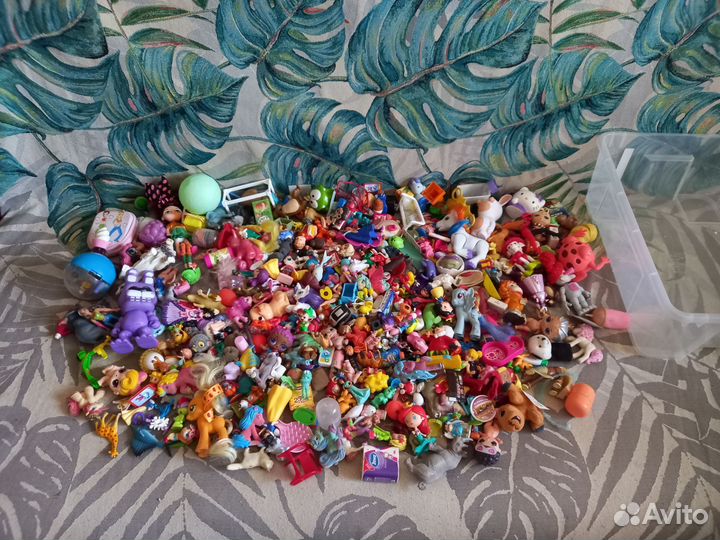 Огромная коробка киндер игрушек больше 250
