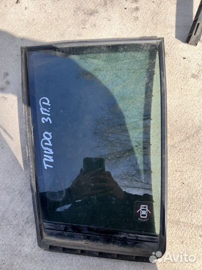 Форточка задней двери правая Nissan Tiida C11