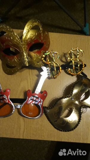 Праздничные маски и очки