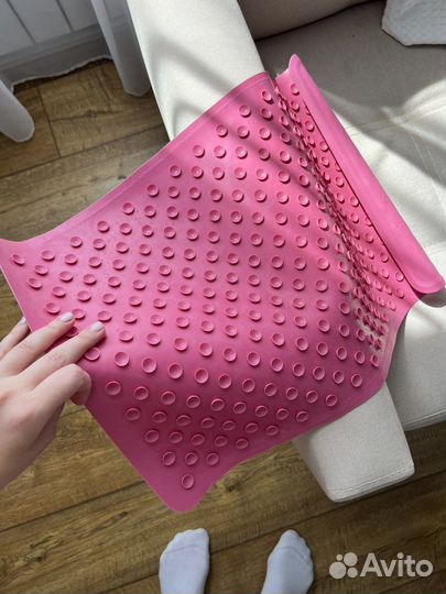 Противоскользящий коврик в ванну