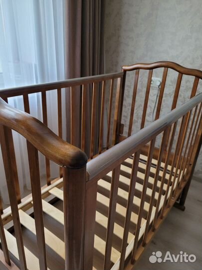 Детская кроватка и пеленальный комод