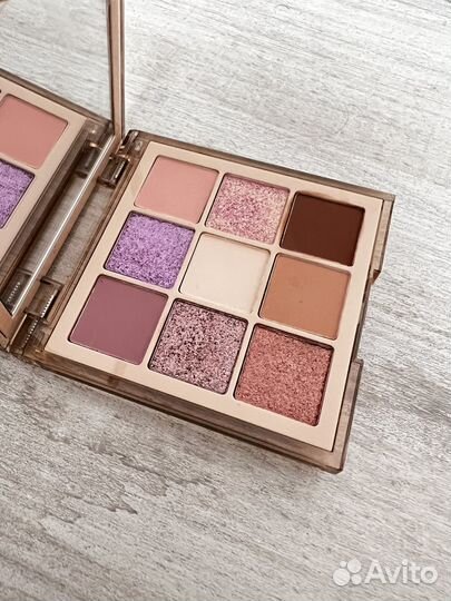 Палетка теней Huda Beauty Nude light