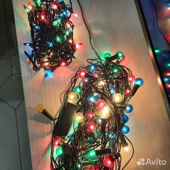 Новогодние игрушкам и гирлянды