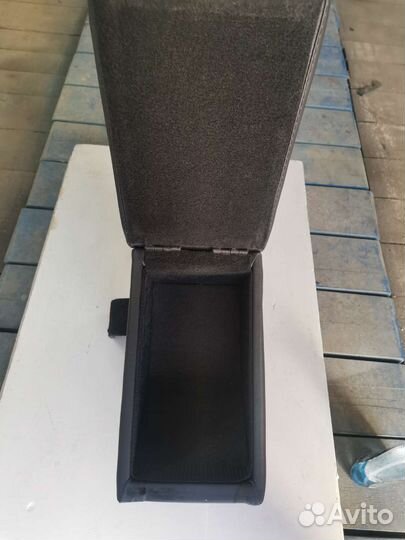 Подлокотник в авто