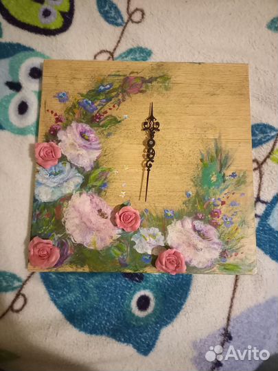 Красивые настенные часы 