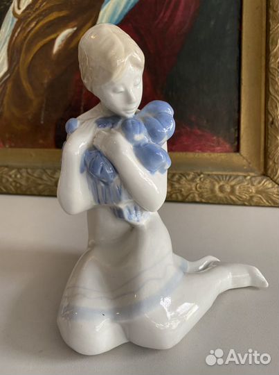 Фарфоровая статуэтка Девушка с Тюльпанами Чайка