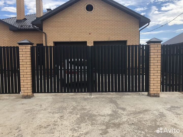Забор из металлического штакетника Чёрный