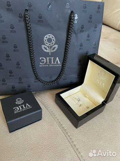 Новое кольцо с бриллиантом эпл