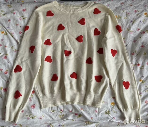 Кремовый свитер с объёмными красными сердечками