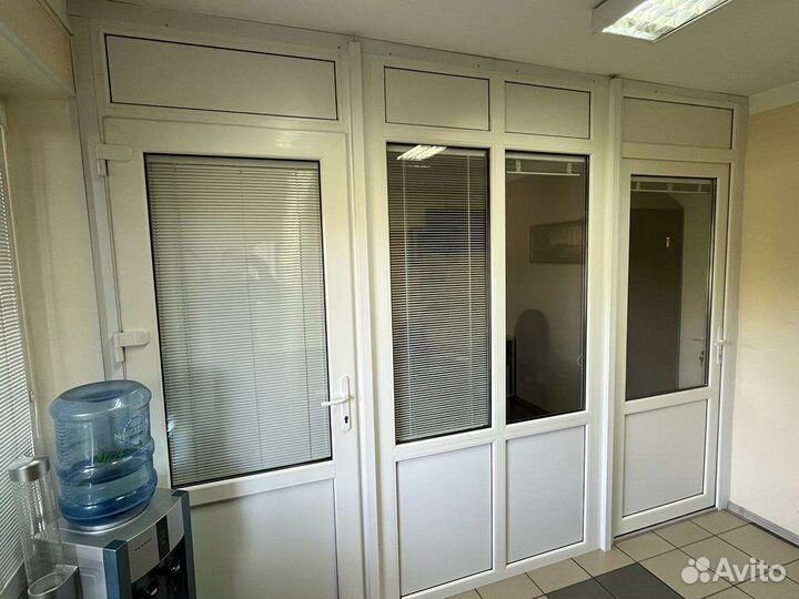 Дверь пластиковая со стеклом