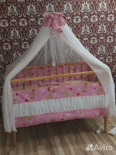 Бортиком с балдахином
