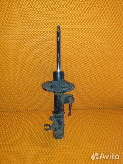 Амортизатор передний правый Мазда 3 бм