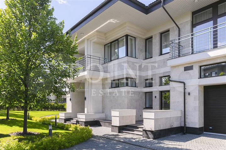 Дом 888 м² на участке 34 сот.