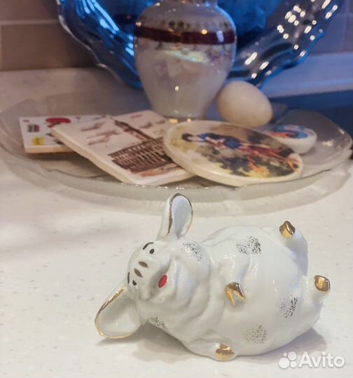 Фарфоровая статуэтка Свинка