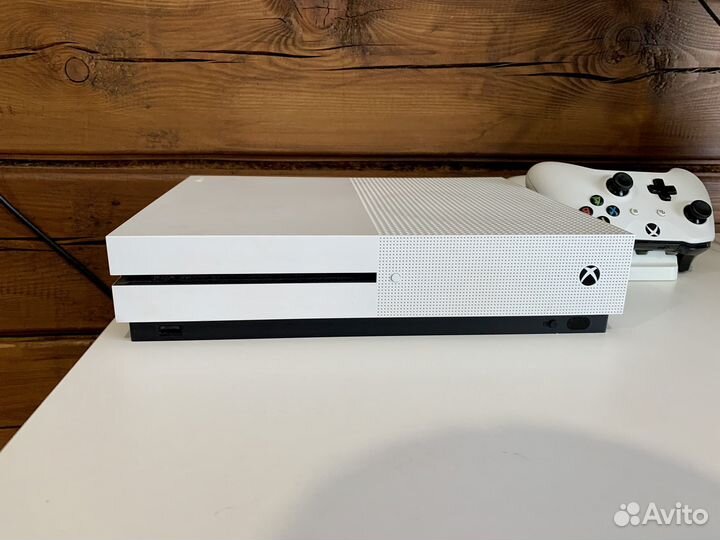 Xbox one s 500gb + 2 геймпада