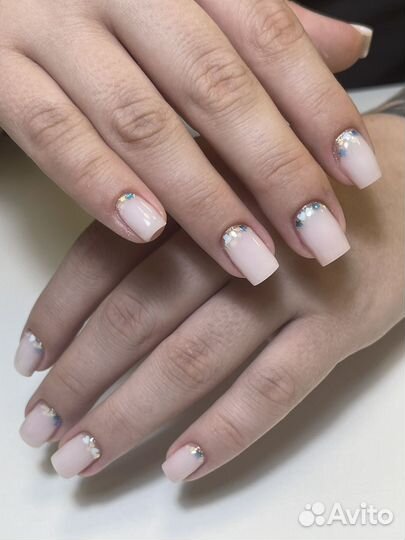 Маникюр и укрепление ногтей гелем