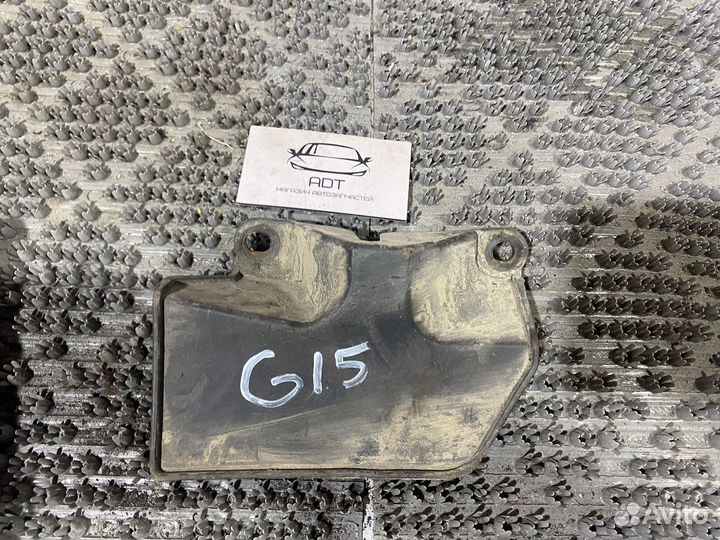 Брызговик перед колесом правый Honda Civic 8 4D