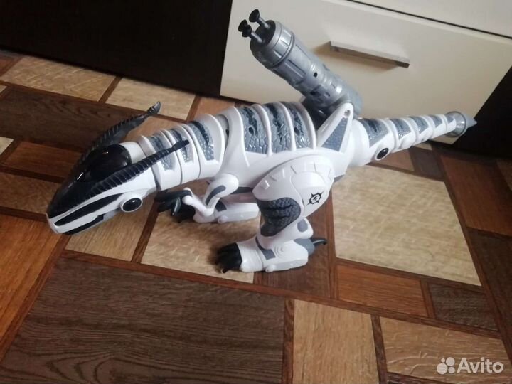 Робот динозавр с пультом управления