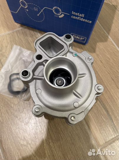 Помпа новая на Mazda