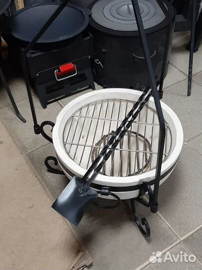 Чугунный казан с очагом, треногой и решеткой гриль