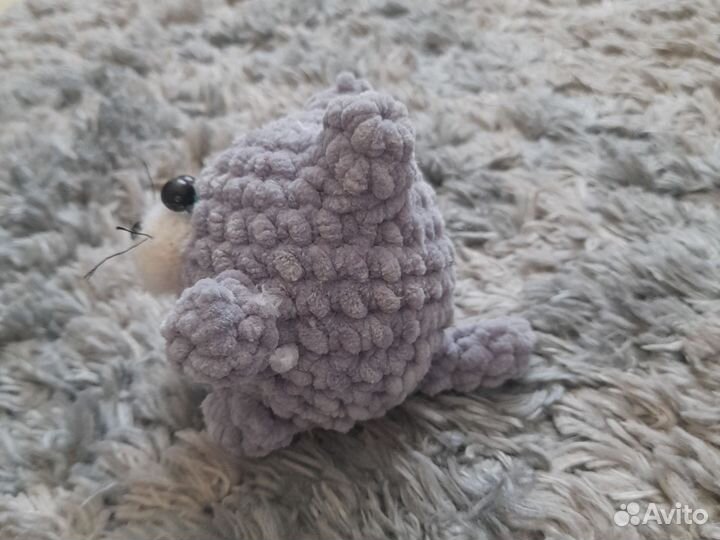 Вязаная игрушка котик серая