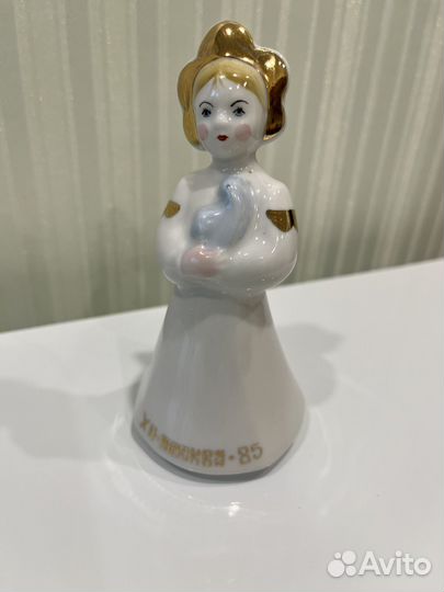 Девушка в кокошнике с голубем, фарфор, СССР