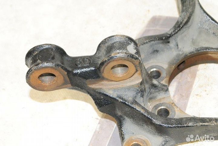 Кулак передний правый Toyota Camry V70