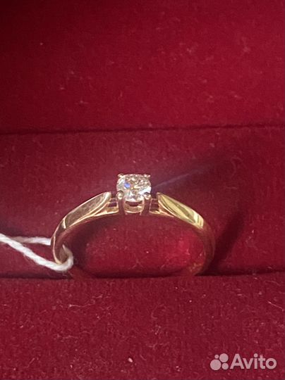 Золотое кольцо с бриллиантом